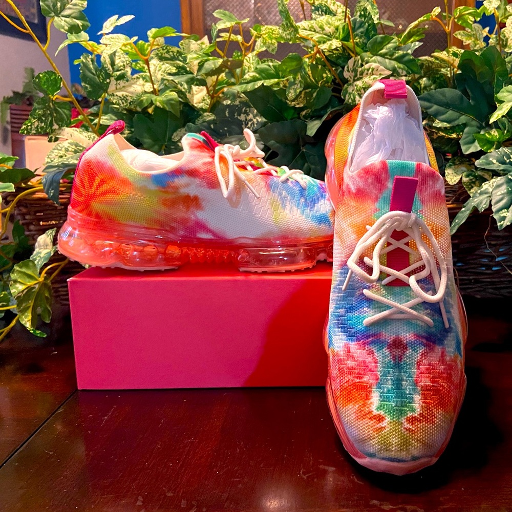 Fashionable multicolored sneakers